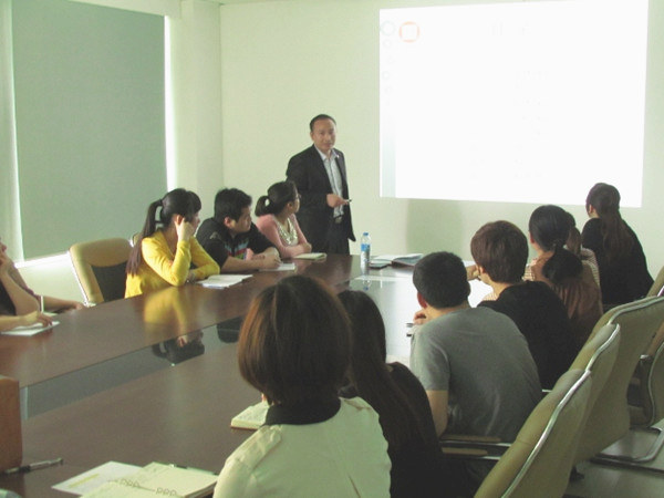 2013年4月24日，正睿老師對佳樂公司進(jìn)行倉儲管理的培訓(xùn)