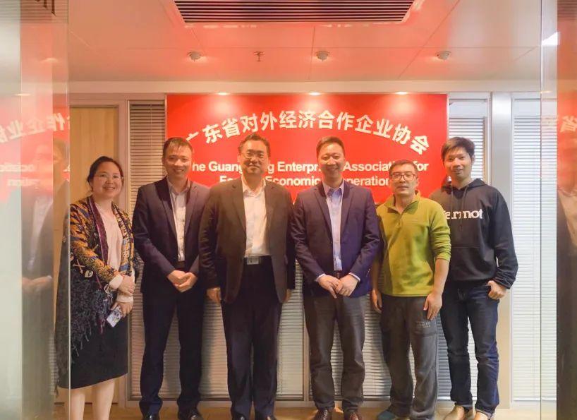 2 月 10 日 廣東省對(duì)外經(jīng)濟(jì)合作企業(yè)協(xié)會(huì)駐莫斯科代表處首席代表&俄羅斯粵商會(huì)會(huì)長(zhǎng)孫繼業(yè)、秘書(shū)長(zhǎng)于超先、秘書(shū)長(zhǎng)李欽武、正睿咨詢(xún)集團(tuán)商業(yè)服務(wù)中心總經(jīng)理武文盛（左3）、項(xiàng)目總監(jiān)譚懿（左2）合影