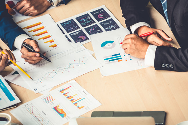 幫助企業(yè)應(yīng)對(duì)變革挑戰(zhàn)，實(shí)現(xiàn)組織轉(zhuǎn)型與優(yōu)化