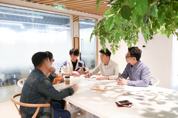 員工培訓(xùn)與發(fā)展：培養(yǎng)人才，提升企業(yè)核心競爭力