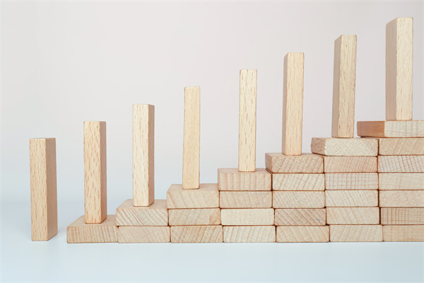 精心制定經(jīng)營策略，確保企業(yè)穩(wěn)健發(fā)展，實現(xiàn)長期盈利