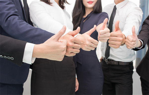 在企業(yè)管理中，專權(quán)式和民主式管理各有哪些優(yōu)缺點(diǎn)？