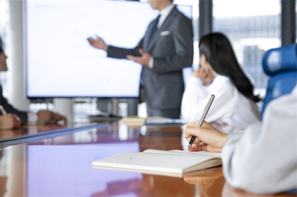 如何保證企業(yè)的年度工作方向與經(jīng)營目標(biāo)保持一致？