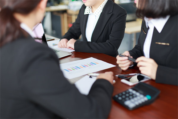 初創(chuàng)企業(yè)如何設(shè)定合理的薪酬策略吸引人才？