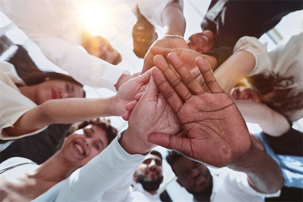跨國企業(yè)如何管理文化差異以實現(xiàn)全球戰(zhàn)略協(xié)同？