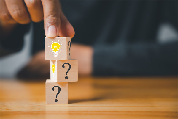 在制定企業(yè)戰(zhàn)略規(guī)劃時，如何平衡短期與長期目標？