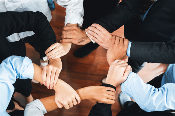在制定企業(yè)戰(zhàn)略規(guī)劃時，如何平衡短期與長期目標？