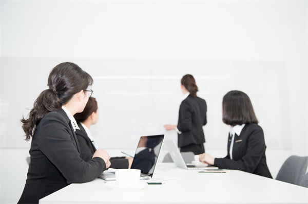 員工培訓(xùn)無(wú)效、成長(zhǎng)慢，人力資源管理怎樣定制高效方案？