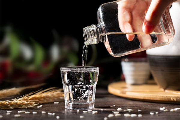 白酒遇冷，集體“降度”，關(guān)聯(lián)企業(yè)有何營銷啟示？